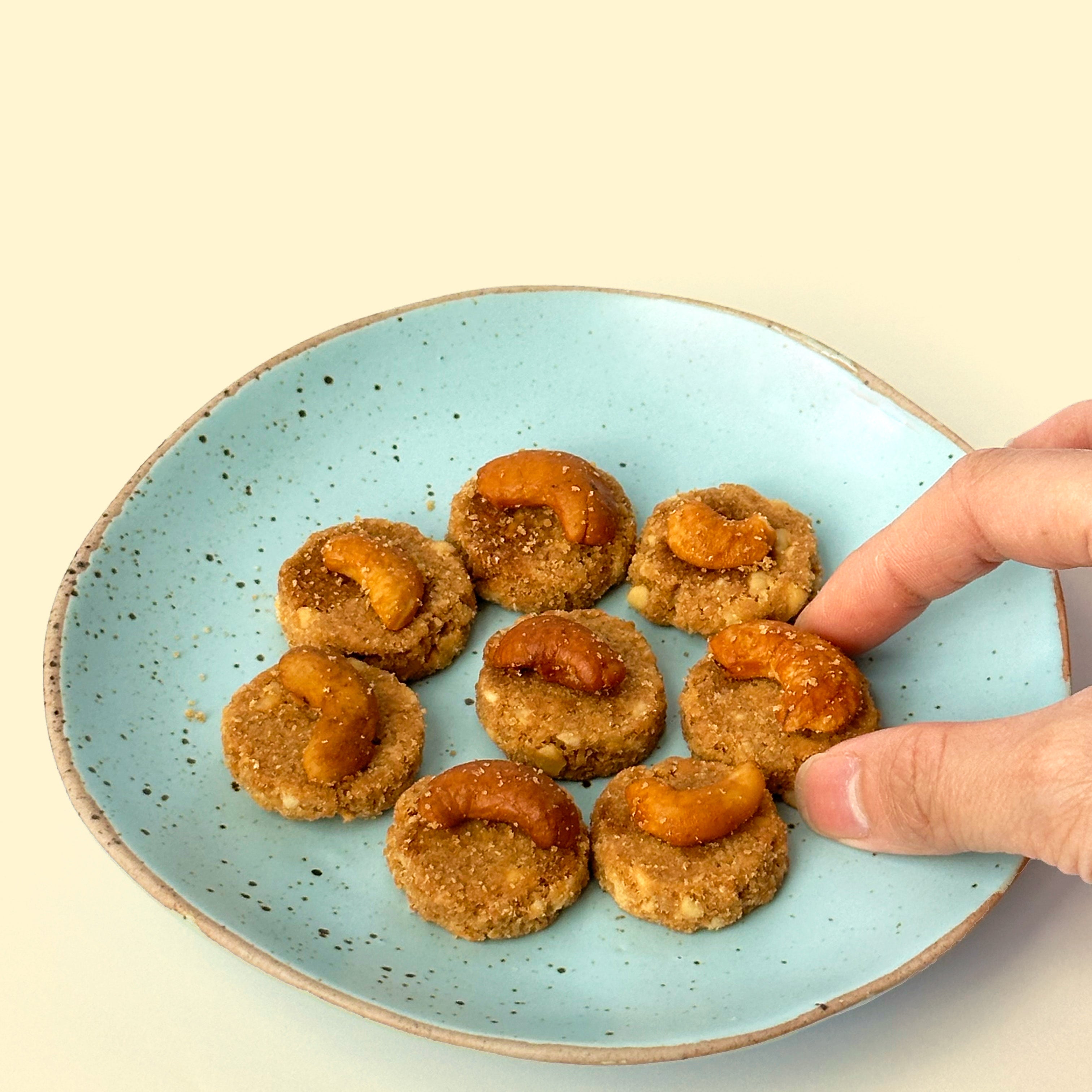 Pandan Coconut Cashew Cookie Bites - 65g